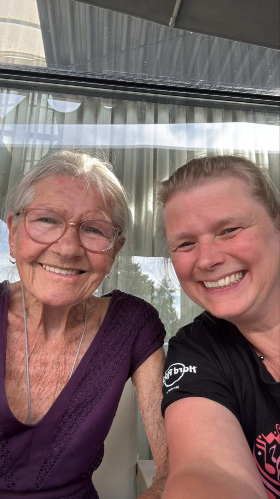 Trudy, lachend, samen met de levenslange vriendin die haar op 25 augustus 2026 bezocht in de gesloten instelling.